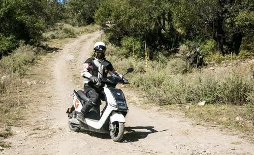 骑着uu或uy这类踏板摩托车长途旅行合适吗？