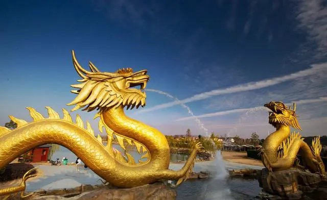 武汉木兰草原和木兰水镇哪个好玩？