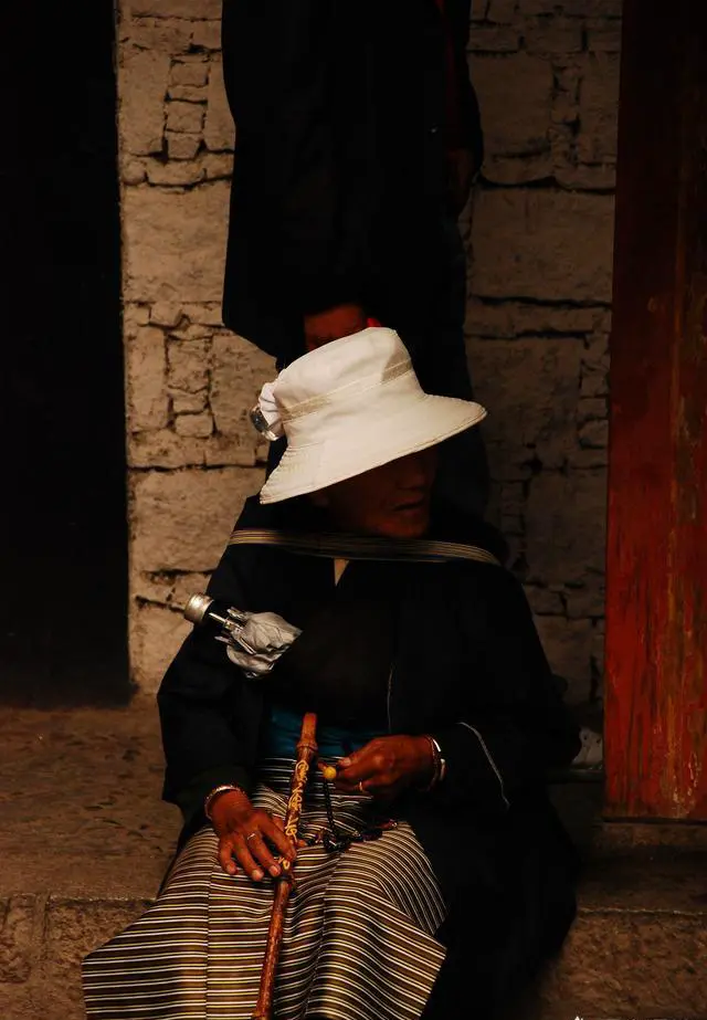 如果一个人出去旅游，需要带哪些东西？