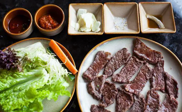 三月份带孩子到海南三亚，住哪个五星级酒店吃喝玩乐最好？