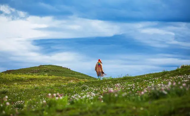 准备八月去青海旅游，需要准备什么东西？