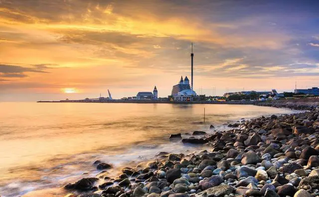 沿海城市消费低，环境好，适合独自去旅游的是哪里？