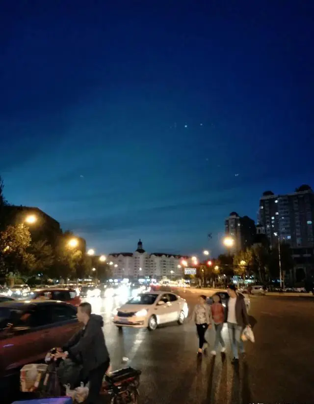 过年弟弟想带着他一家四口和岳父岳母以及小姑子一家三口来你所在的城市游玩，怎么办？