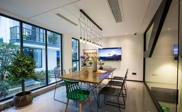 去杭州西湖旅游，附近有什么可以住宿的地方？