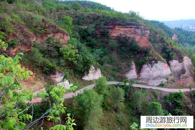 某旅行者在山区迷路，当它发现小溪一直沿着小溪走，为什么？