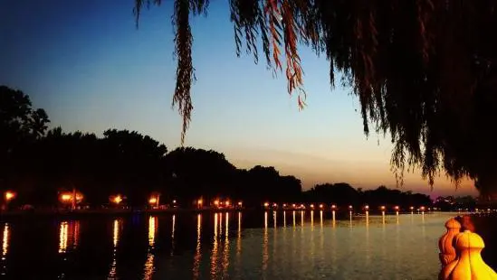 在北京呆一周，如何规划游玩线路？该玩哪些景点，吃哪些小吃呢？