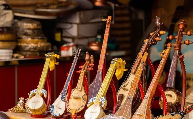 几个朋友旅游，出发了才知道有一个没钱的还不提前说，旅途中屡屡借钱，你们会怎么做？