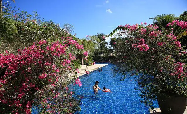 从上海直飞去巴厘岛度蜜月，跟团游游，身上大概要带多少美金？带多少印尼盾？