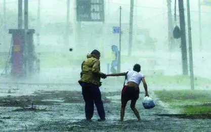 游客被飓风困在孤岛，五星级酒店只救住客，不肯让非顾客上船，你怎么看？