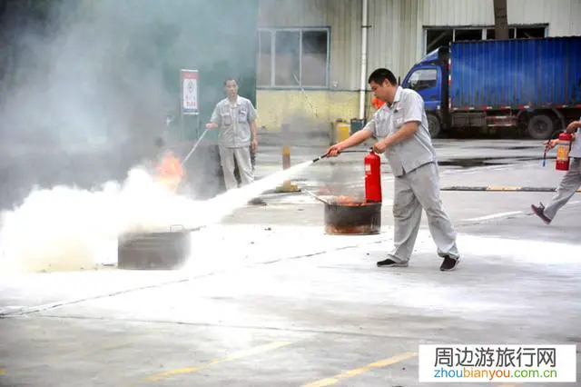 ​载着40多名游客的旅游大巴突然起火，城步苗乡群众及时示警奋力扑救, 你怎么看？