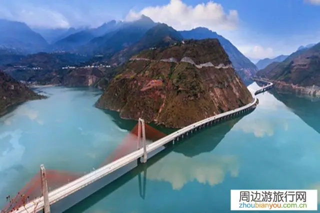 雅西高速被誉为云端上的高速公路，几月份去那里比较合适？有什么注意的吗？