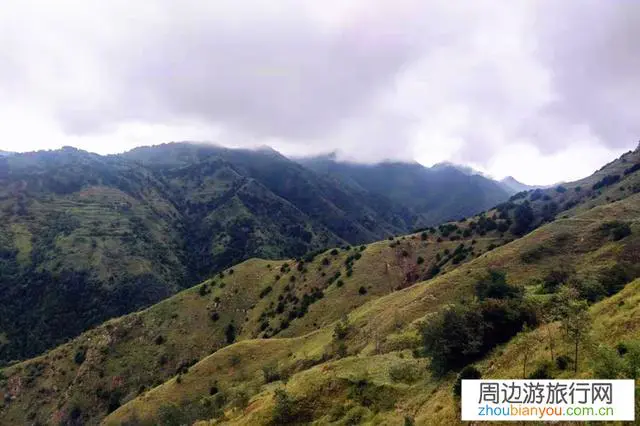 某旅行者在山区迷路，当它发现小溪一直沿着小溪走，为什么？