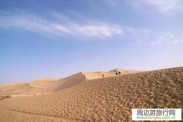 敦煌：月牙泉景区民警每年从沙里挖出一百多部手机！网友：我也想去, 你怎么看？