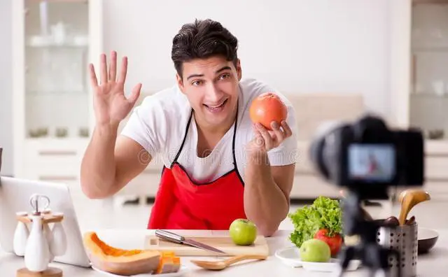 我跟她合租的，每次吃饭她闻到香味就来跟我一起吃，我该怎么办？