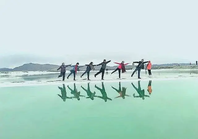 过年弟弟想带着他一家四口和岳父岳母以及小姑子一家三口来你所在的城市游玩，怎么办？