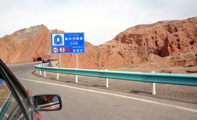 新疆和西藏哪个更适合自驾游?