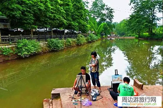 利用旅游的间隙，写生油画有矛盾吗？