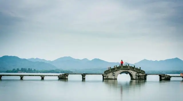 我和老伴退休金每月两万多，可以全国自驾游吗？