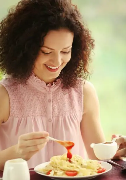 我跟她合租的，每次吃饭她闻到香味就来跟我一起吃，我该怎么办？