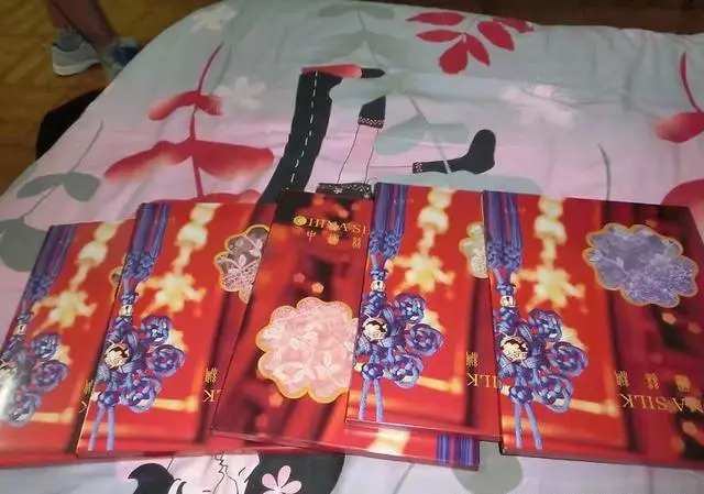 旅游区的商品都比别的地方贵,你买过哪些物品?有什么看法?