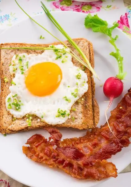 我跟她合租的，每次吃饭她闻到香味就来跟我一起吃，我该怎么办？