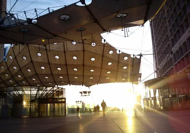 在国外旅游，语言无法沟通时，你们都是怎样解决的？