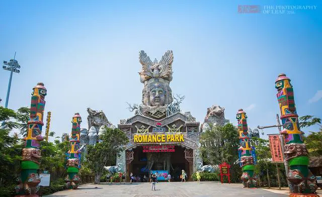 夏天准备去三亚旅游，哪个景点比较好玩？有比较好的海鲜店推荐吗？