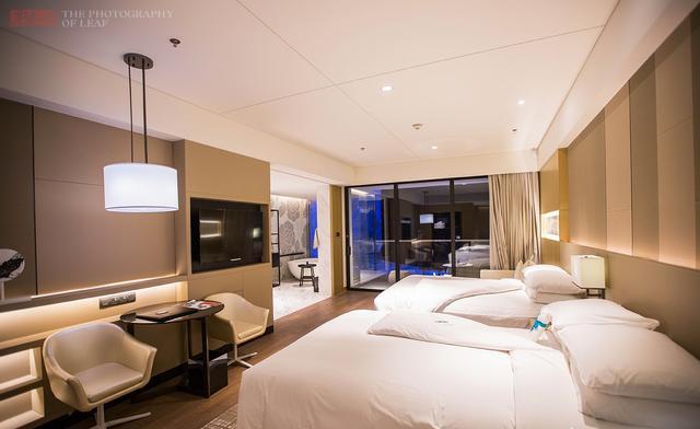 三月份带孩子到海南三亚，住哪个五星级酒店吃喝玩乐最好？