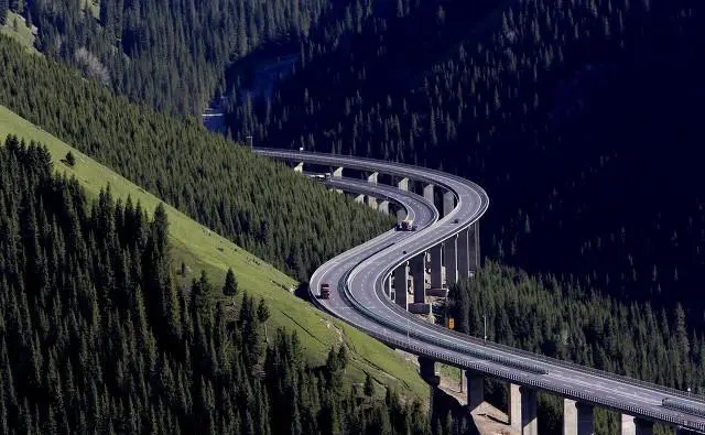 几个朋友旅游，出发了才知道有一个没钱的还不提前说，旅途中屡屡借钱，你们会怎么做？