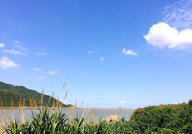 国庆出游，哪些地方值得我们自驾去，求一个人少的路线？