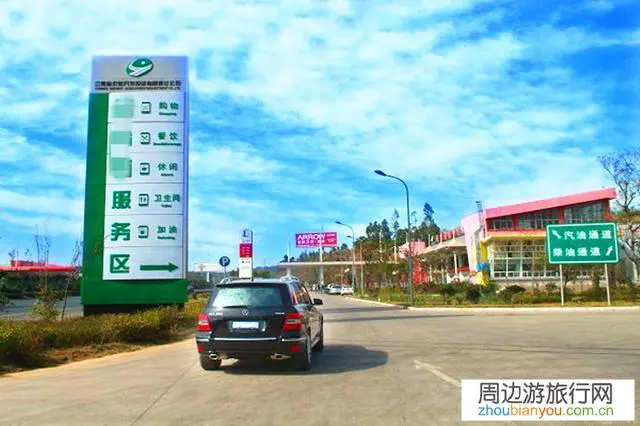 如果乘坐跟团旅游大巴突然闹肚子，随时都会出来，离服务区还有50公里，你会怎么办？