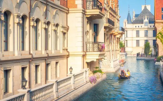 沿海城市消费低，环境好，适合独自去旅游的是哪里？