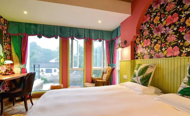 去杭州西湖旅游，附近有什么可以住宿的地方？