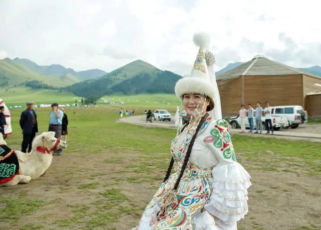 几个朋友旅游，出发了才知道有一个没钱的还不提前说，旅途中屡屡借钱，你们会怎么做？