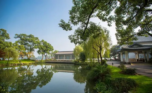 去杭州西湖旅游，附近有什么可以住宿的地方？