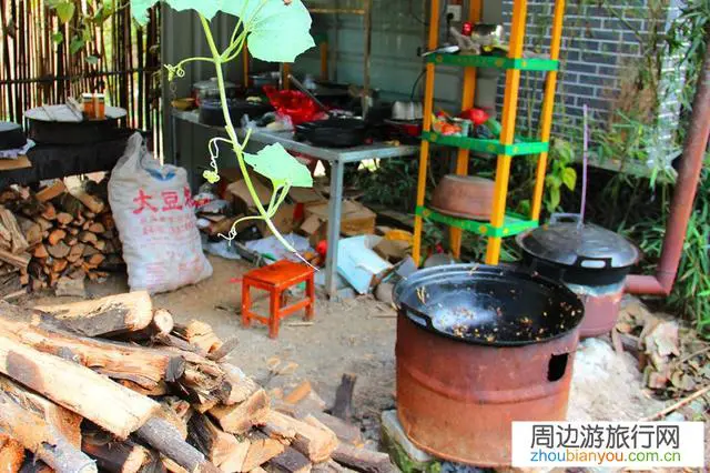 想在镇上搞旅游农家乐,主要是餐饮方面,要怎么做?