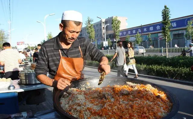 几个朋友旅游，出发了才知道有一个没钱的还不提前说，旅途中屡屡借钱，你们会怎么做？