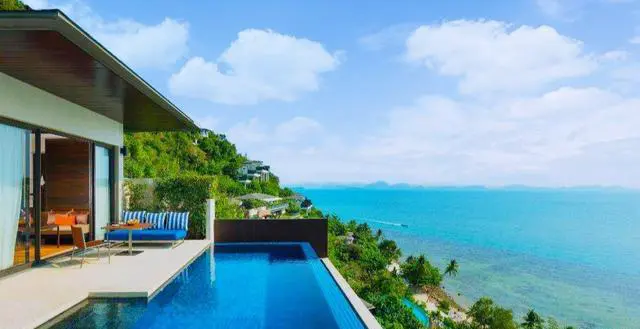 从武汉到三亚与到泰国的海岛旅游，哪个地方总费用低？