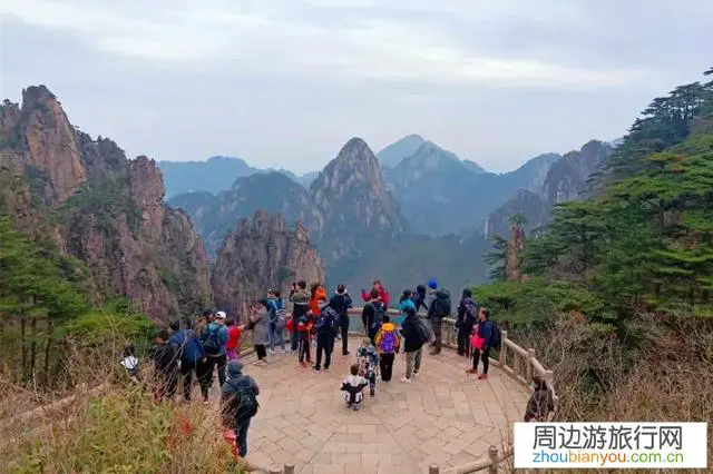 如何看待四月份黄山风景区对安徽省市民免门票费政策？以及限流两万带来的人挤人现象？