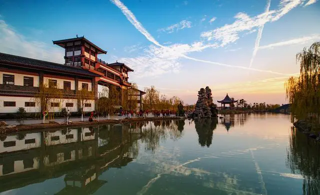 武汉木兰草原和木兰水镇哪个好玩？