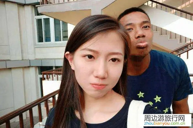 跟非洲男友旅游直播时被众人围观，很难为情！如何克服？