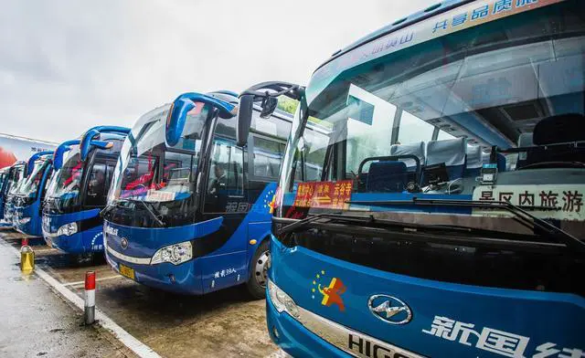 为什么旅游景区的大门离景点那么远,坐好几公里的观光车才到景点?