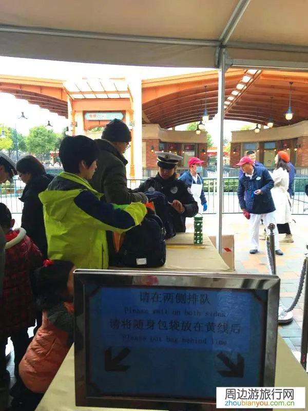 上海迪斯尼为防止带食品进入，进行翻包，园内售卖天价食品，你怎么看？