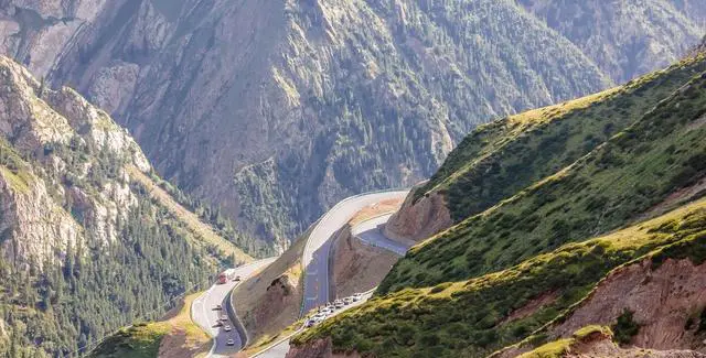 新疆的独库公路风景图