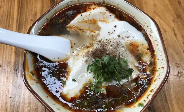 如果旅游二选一，你觉得成都和重庆哪个更合适？