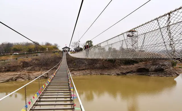 武汉木兰草原和木兰水镇哪个好玩？