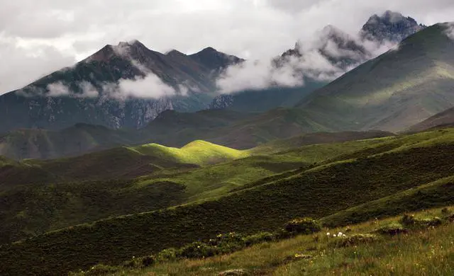 新疆和西藏哪个更适合自驾游?