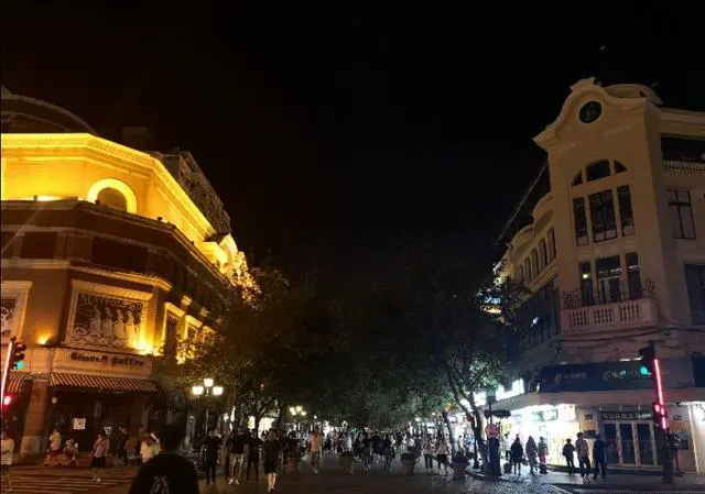 首批「全国示范步行街」获确认，南京夫子庙、杭州湖滨路、重庆解放碑上榜，还有哪些步行街值得提名？