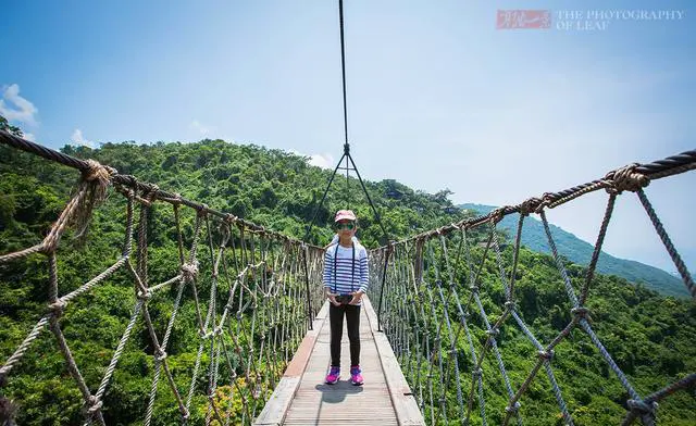 夏天准备去三亚旅游，哪个景点比较好玩？有比较好的海鲜店推荐吗？