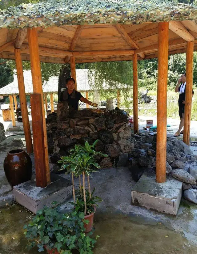 七月天气比较热，去哪里旅游更适合避暑，景色也赏心悦目？